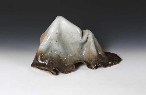 천 자락이 거꾸로 걸리면서 생긴 듯한 독특한 조형성을 보이는 한봉림의 도예 작품 ‘영원한 운동’.