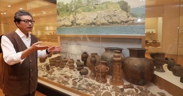 천진기 국립전주박물관장이 박물관 내 전시 유물에 대해 이야기하고 있다.