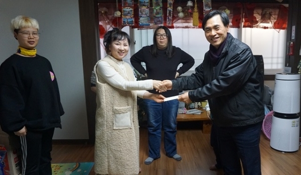 지난 21일 북전주세무서가 ‘작은 나눔의 집’을 방문해 위문품을 전달했다.