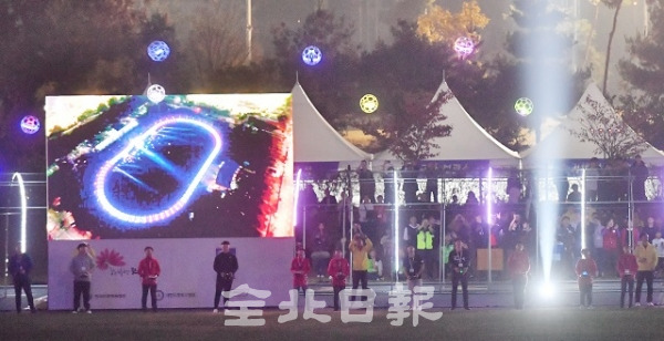 지난해 열린 전주 FAI 월드드론마스터즈 국제대회 개막식 드론 축구볼 뮤직쇼 모습.