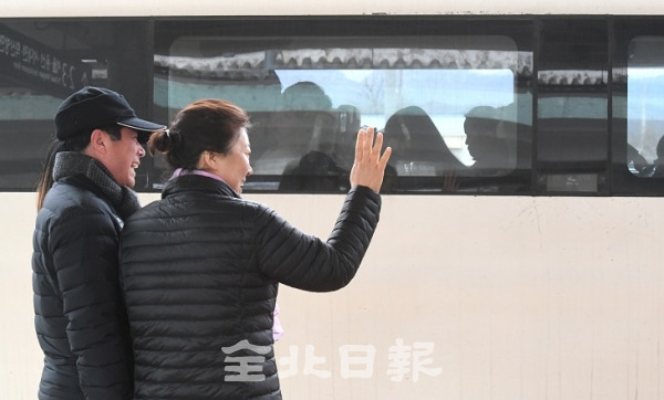 설 연휴 마지막날인 27일 전주역에서 고향을 방문했던 자녀들을 배웅하기 위해 나온 부모들이 손을 흔들며 떠나보내는 아쉬움을 밝은 얼굴로 달래고 있다. 오세림 기자