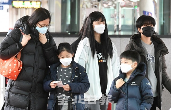 신종 코로나바이러스인 중국 '우한 폐렴'이 국내에서 네번째 환자가 발생하면서 감염병위기경보가 주의에서 경계로 격상된 27일 전주역을 찾은 귀경객들이 마스크를 쓴 채 감염에 주의하고 있다. 오세림 기자