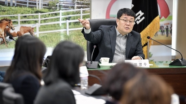 장수군청 2층 회의실에서 실시된 2020년 주요업무 세부실천계획 보고회 모습.