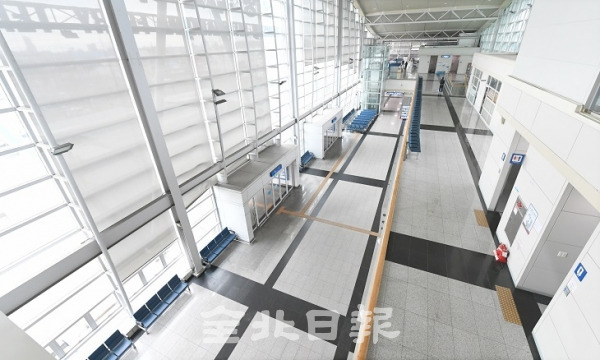 군산과 중국 산둥성 스다오간을 운항중인 석도훼리 카페리호가 지난 24일부터 운항을 중단해 28일 군산항국제여객터미널이 텅 비어 있다. 석도훼리는 일단 내달 1일 운항을 재계 할 계획이며 신종 코로나바이러스 상황을 지켜보며 운항 중단 연장 등을 검토하겠다는 방침이다. 오세림 기자