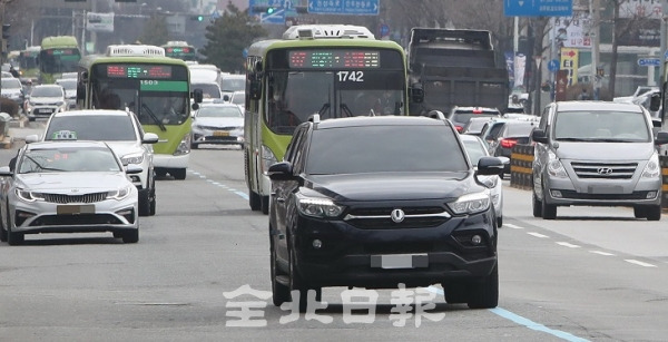 28일 전주시 기린대로를 비롯한 시내 곳곳에 있는 버스 전용차선에 일반 차들이 다니고 있어 버스 전용차선의 의미가 무색해 지고 있다. 조현욱 기자