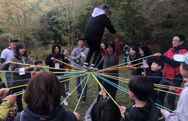 전북대는 국립대학육성사업 일환으로 ‘대학과 지역사회의 어울림’ 숲체험 교육을 진행했다