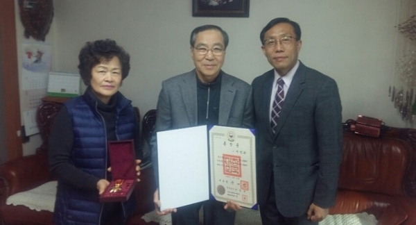 29일 전북서부보훈지청은 독립유공자 故 박영문 선생의 유족인 박주환 씨에게 건국훈장을 전달했다.