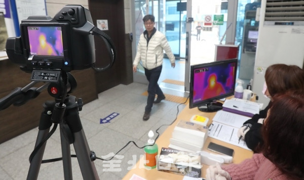 코로나 바이러스가 확산하고 있는 가운데 전주시 보건소는 29일 출입구에 열화상 카메라를 설치했다. 또한, 보건소 뿐만 아니라 전주역과 버스 터미널 등 유동인구가 많은 장소에도 열화상 카메라 같은 바이러스 확산을 미연에 방지할 수 있는 대책이 요구되고 있다. 조현욱 기자