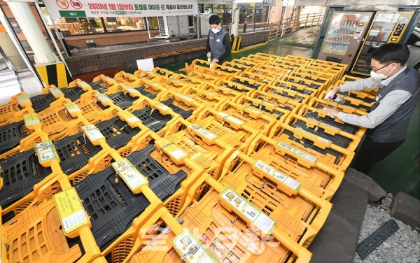 신종 코로나바이러스 확산으로 백화점, 대형마트 등 다중이용시설 방문을 꺼려하는 시민들로 유통업계에 비상이 걸렸다.  29일 전주의 한 대형마트에서는 고객들의 불안감 해소를 위해 카트를 매일 소독하고 직원들의 안전을 위해 마스크 착용을 의무화 하고 있다. 오세림 기자