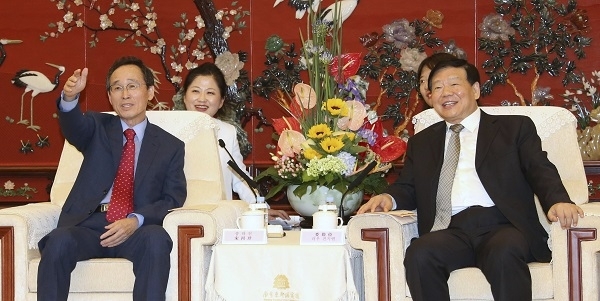 지난해 중국 장쑤성을 공식 방문한 송하진 도지사와 러우 친지앤 당서기. 전북일보 자료사진.