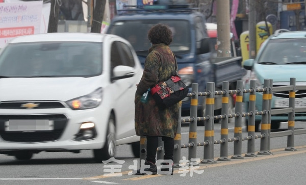 30일 전주 고속버스터미널 앞 가리내로에서 시민들이 무단횡단을 하고 있어 교통사고가 우려되고 있다. 조현욱 기자