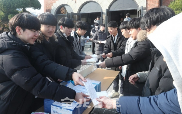 30일 전주 신흥고등학교에서 졸업식이 열린 가운데 학생들이 신종 코로나바이러스 확산을 방지하기 위해 마스크를 나누어 주고 있다. 조현욱 기자