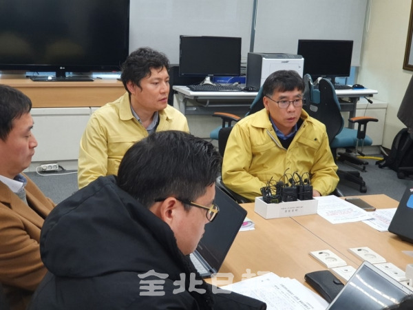 강영석 도 의료보건과장(왼쪽), 강승구 도민안전실장