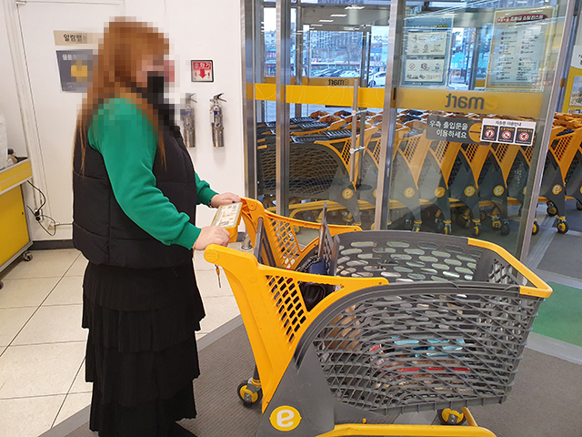 8번째 확진자 A씨가 방문한 이마트에서 31인 시민들이 맨손으로 카트를 밀고  있다.