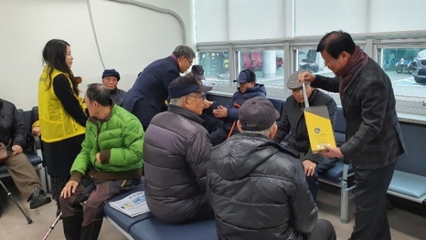 지난 31일 (사)완주군자원봉사센터가 주민들을 상대로 마스크를 전달하며 신종 코로나 바이러스 예방 홍보 캠페인을 전개했다.