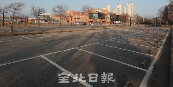 2일 국내 8번째 코로나 바이러스 확진자가 방문한 것으로 확인된 이마트 군산점이 임시 영업 종료된 가운데 주차장이 텅 비어 있다.. 조현욱 기자