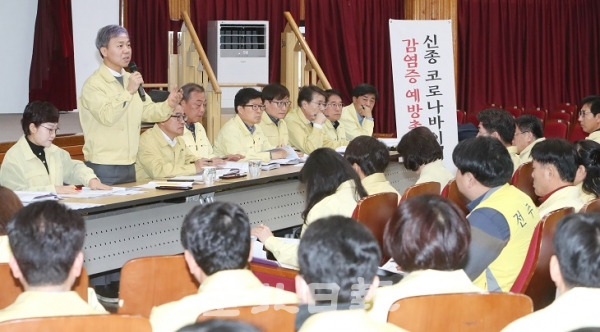 신종 코로나 바이러스가 확산하고 있는 3일 전주시청 강당에서 김승수 전주시장을 비롯한 실·국장, 과·동장들이 감염병 대응을 위한 확대회의를 하고 있다. 조현욱 기자