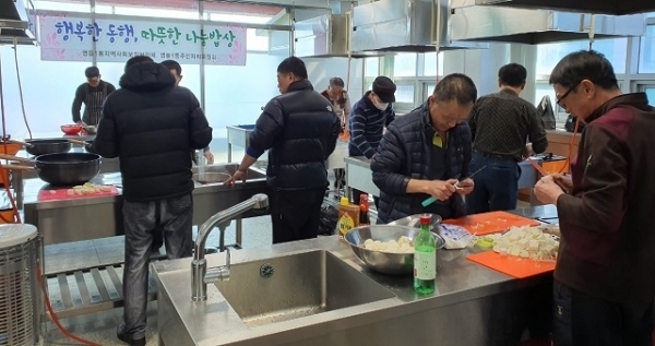 익산시 영등1동지역사회보장협의체가 올해에도 저소득층 중장년 독거 남성들을 위한 특화사업인 ‘행복한 동행, 따뜻한 나눔 밥상’을 추진한다.