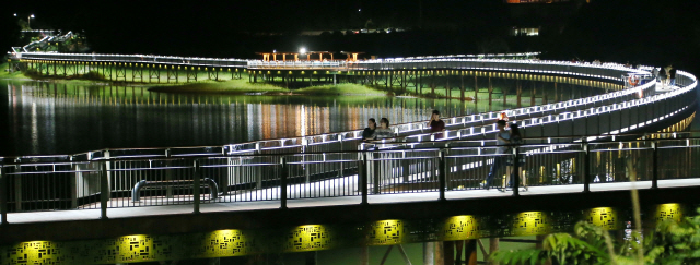 ▲ 전주 아중호수 수상 산책로의 야경.