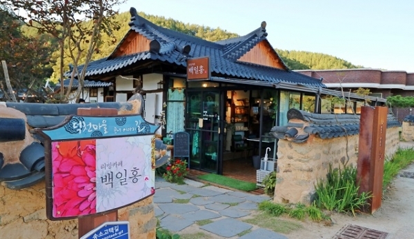 청송 리빙카페 백일홍은 한옥을 리모델링했다. 툇마루를 의자로 활용하는 등 감각적인 인테리어가 돋보인다. 사진=경북도 제공