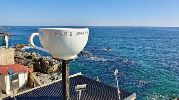 영덕 카페봄의 대형 커피잔 조형물이 보이는 2층 야외석은 많은 사람들이 포토스팟으로 꼽는 곳이다. 사진= 경북도 제공