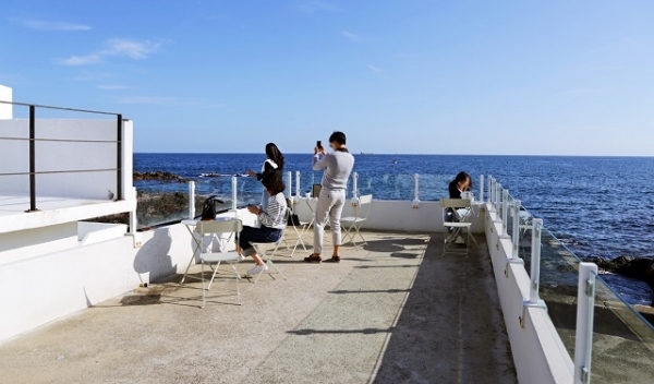 포항 포인트 카페를 찾은 사람들이 기념사진을 찍고 있다. 사진= 경북도 제공