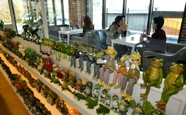 구미 라나커피는 ‘개구리 공예전시관’으로 유명하다. 전시된 개구리 공예품 종류만 1만가지에 달한다.
