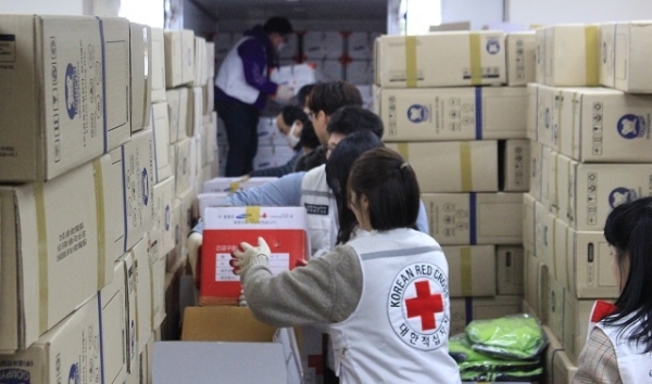 6일 대한적십자사 전북지사가 군산·익산 코로나바이러스 자가격리자를 위해 응급구호품과 식료품 140세트를 전달했다.