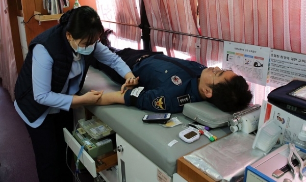 6일 전북경찰청이 신종 코로나바이러스 감염증 여파로 부족해진 혈액 난을 해소하기 위해 ‘사랑의 릴레이 헌혈 봉사’를 실시했다.