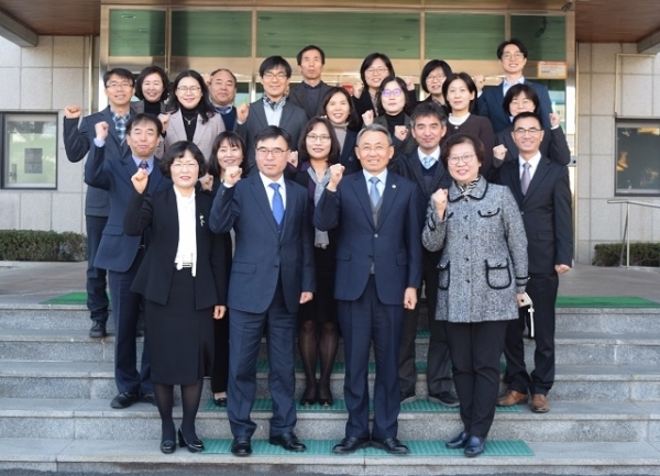 6일 모종화 병무청장이 전북병무청을 방문해 주요업무 추진실적 및 현안사업 업무보고를 받고 직원들과 기념촬영을 하고 있다.