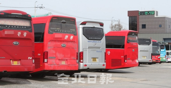 신종 코로나 바이러스 여파로 인해 관광객이 줄어든 6일 전주 시내의 한 차고지에 관광버스가 길게 주차돼 있다. 조현욱 기자