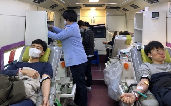 지난 5일과 6일 익산역에서 한국철도 전북본부가 신종 코로나로 바이러스 확산 속에 헌혈행사를 진행했다.