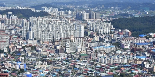 6일 지지옥션에 따르면 도내 경매 지표는 토지 경매와 주거시설이 과열양상을 보이는 반면 업무상업시설은 부진한 것으로 나타났다.