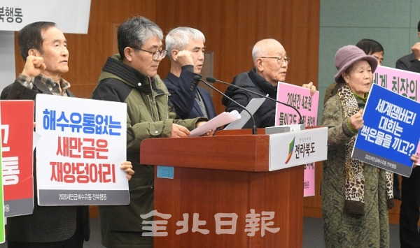 2020 새만금 해수유통 전북행동은 6일 도청 브리핑룸에서 기자회견을 열고 '전북도가 2020년까지 새만금 수질이 3급수 이상이 안되면 해수유통을 검토하겠다'고 밝혔지만 최근 목표수질 달성 시기를 연기하고 3단계 수질개선사업 추진 발표는 새만금호를 담수화 하겠다는 뜻이라며 해수유통을 촉구하고 있다. 오세림 기자