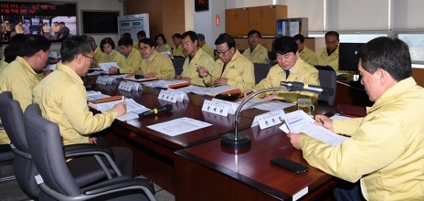 지난 7일 박성일 완주군수가 재난안전상황실에서 ‘신종 코로나바이러스 감염증 대응 점검회의’를 개최했다.