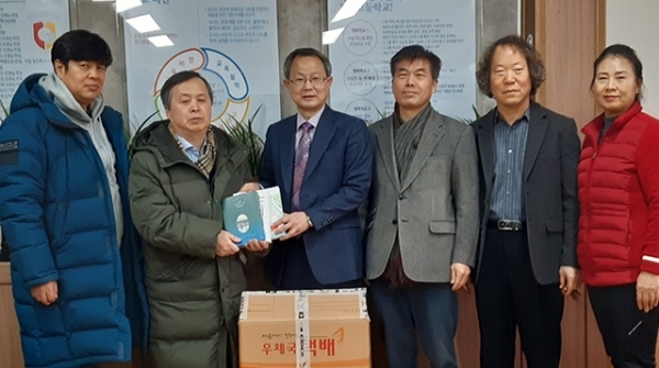 지난 8일 (사)글로벌프랜드가 정주고등학교와 정읍시다문화센터, 김제 남포희망 작은도서관에 각각 100권씩 총 300권의 도서를 기증했다.