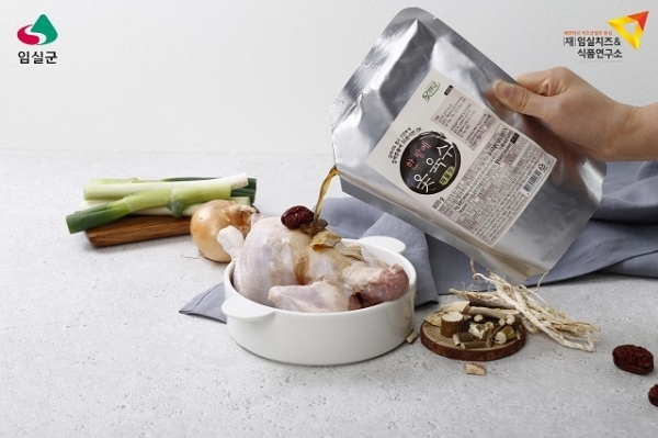 임실군 산하 옻발효식품가치창조사업단이 임실옻의 대중화를 위해 옻나무에서 추출해 활용한 옻막걸리와 옻육수 2개 시제품을 출시했다.