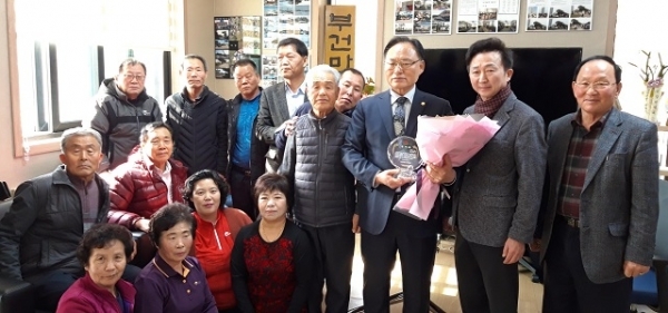 지난 8일 박두기 김제시의회 의원이 김제 지평선마을 주민들로부터 감사패를 받았다.