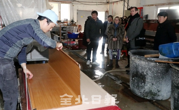 7일 자비에 살몽 루브르박물관 학예장, 복원책임자 아리안 드 라 샤펠, 복원가 김민중 등 관계자들이 한지 제조공장을 방문해 우수한 품질의 전주한지 제조과정을 체험하고 있다. 조현욱 기자