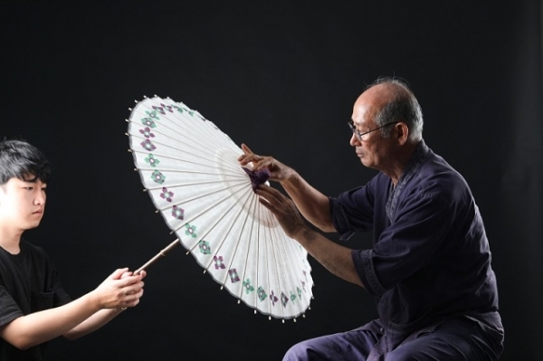 16일까지 전주공예품전시관에서는 전라북도 무형문화재 제45호 우산장 윤규상 명인의 작품을 전시한다.