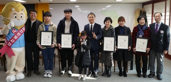 10일 ㈔전주시자원봉사센터가 전주시장실에서 ‘2019년 4분기 으뜸자원봉사자 시상식’을 열었다.