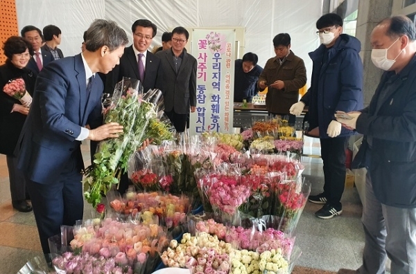 10일 전주시청 로비에서 지역 16개 화훼농가가 참여한 이동장터가 열렸다.