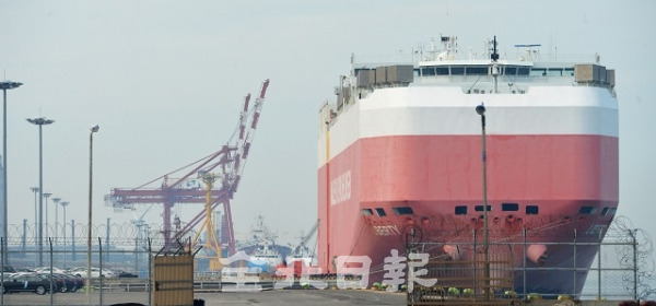 군산항 물동량이 지난 2011년 1981만 8000톤으로 정점을 찍은 후 현재까지 1800만 톤대에 머물고 있다. 전북일보 자료사진.