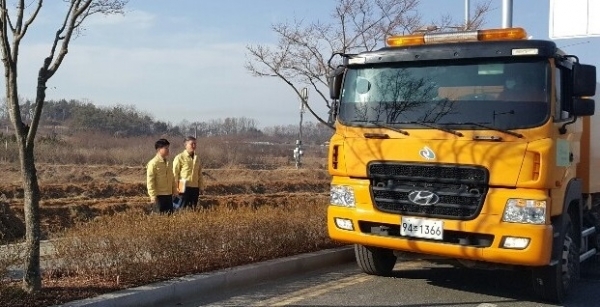 11일 정철우 완주부군수가 도로재 비산먼지 저감을 위한 관내 집중관리도로의 진공청소차 증차 운행과 불법 소각 지역에 대한 현장 지도점검을 실시했다.