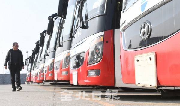 신종 코로나바이러스로 단체여행 등이 취소되면서 세금이라도 줄여보려는 전세버스 사업자들이 번호판을 반납해 11일 한 전세버스회사 차고지에 버스들이 줄지어 멈춰서 있다. 오세림 기자