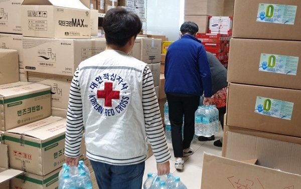 지난 10일 대한적십자사 전북지사가 전주 등에 거주하는 코로나 바이러스 자가격리자를 위해 구호품을 전달했다.