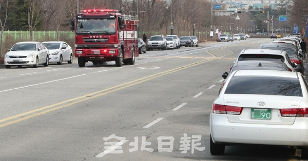 미세먼지 비상저감조치로 공공기관 차량 2부제가 시행된 11일 전북도청에 들어가지 못한 짝수 차들이 도청 뒤 마전들로에 불법주차를 하고 있다. 조현욱 기자