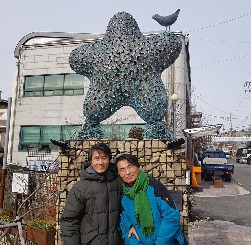 전주 노송동 천사공원에 자리한 조형물 '별은 꿈이 되고 희망이 되어'를 배경으로 최규종 전 노송동장(오른쪽)과 작품을 제작한 이효문 조각가가 사진을 찍고 있다.