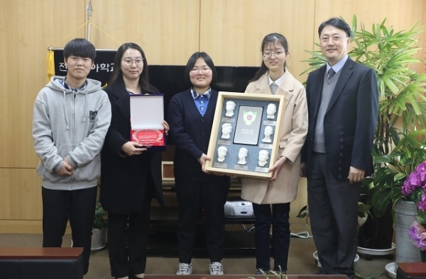 전북맹아학교 졸업식에서 졸업생들이 3D 촉각 졸업앨범을 받았다. 사진제공=전북맹아학교