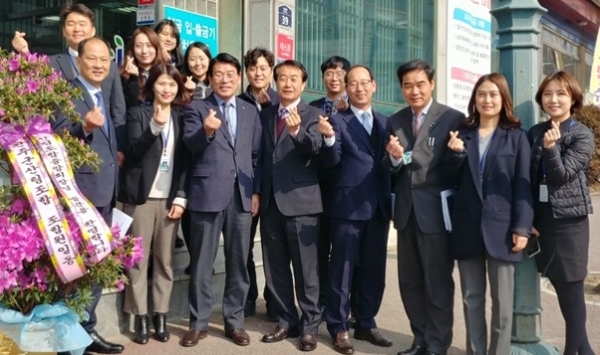 지난 10일 최창호 산림조합중앙회장이 완주군산림조합을 방문해 임직원들과 기념촬영을 하고 있다.